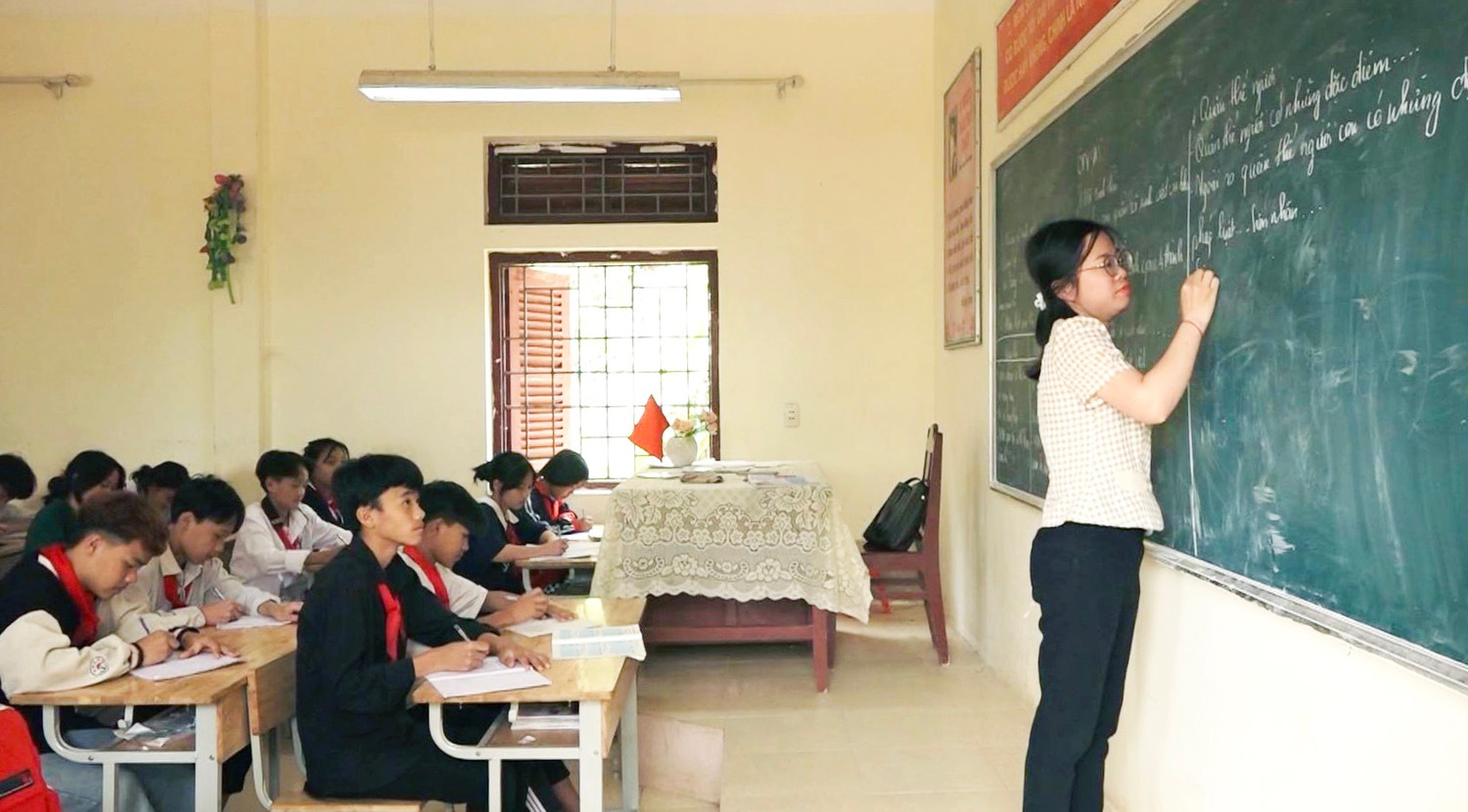 Một giờ học tại Trường Phổ thông dân tộc bán trú Trung học cơ sở Nậm Manh (huyện Nậm Nhùn, tỉnh Lai Châu). Ảnh: Thành Vũ. Một giờ học tại Trường Phổ thông dân tộc bán trú Trung học cơ sở Nậm Manh (huyện Nậm Nhùn, tỉnh Lai Châu). Ảnh: Thành Vũ.
