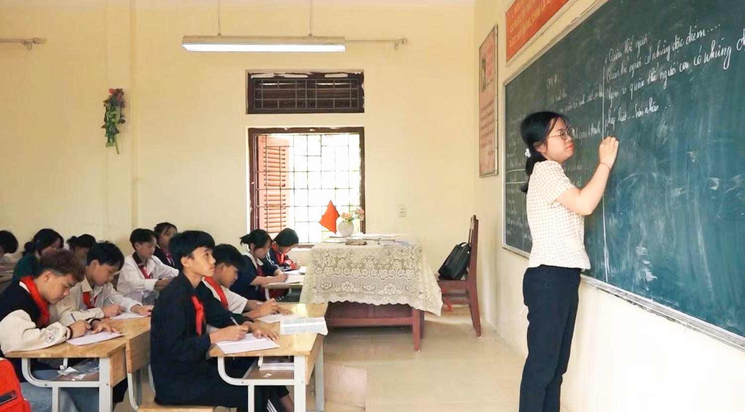 Một giờ học tại Trường Phổ thông dân tộc bán trú Trung học cơ sở Nậm Manh (huyện Nậm Nhùn, tỉnh Lai Châu). Ảnh: Thành Vũ. Một giờ học tại Trường Phổ thông dân tộc bán trú Trung học cơ sở Nậm Manh (huyện Nậm Nhùn, tỉnh Lai Châu). Ảnh: Thành Vũ.