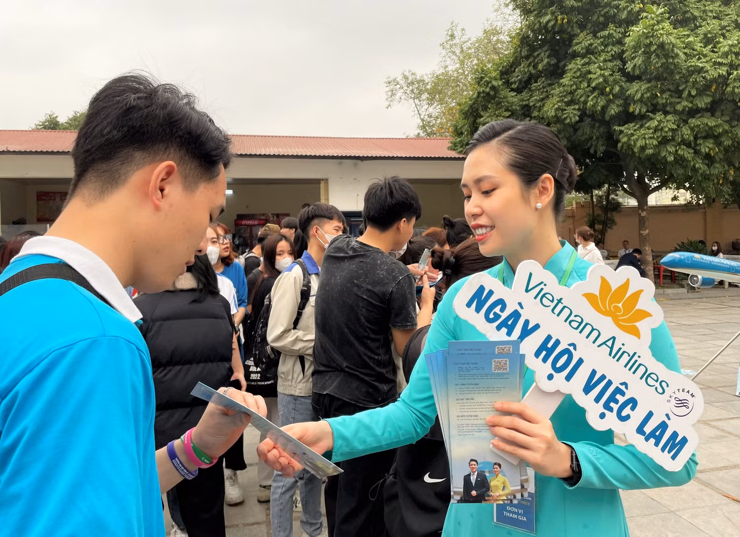 Tư vấn việc làm tại ngày hội.