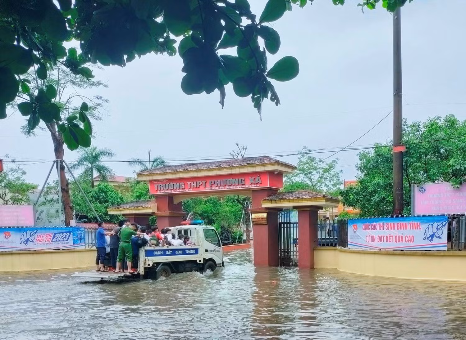 Do điều kiện thời tiết không thuận lợi, trên địa bàn huyện Cẩm Khê (tỉnh Phú Thọ) nhiều khu vực bị ngập. Ảnh: Trường Trung học phổ thông Phương Xá (huyện Cẩm Khê, Phú Thọ).