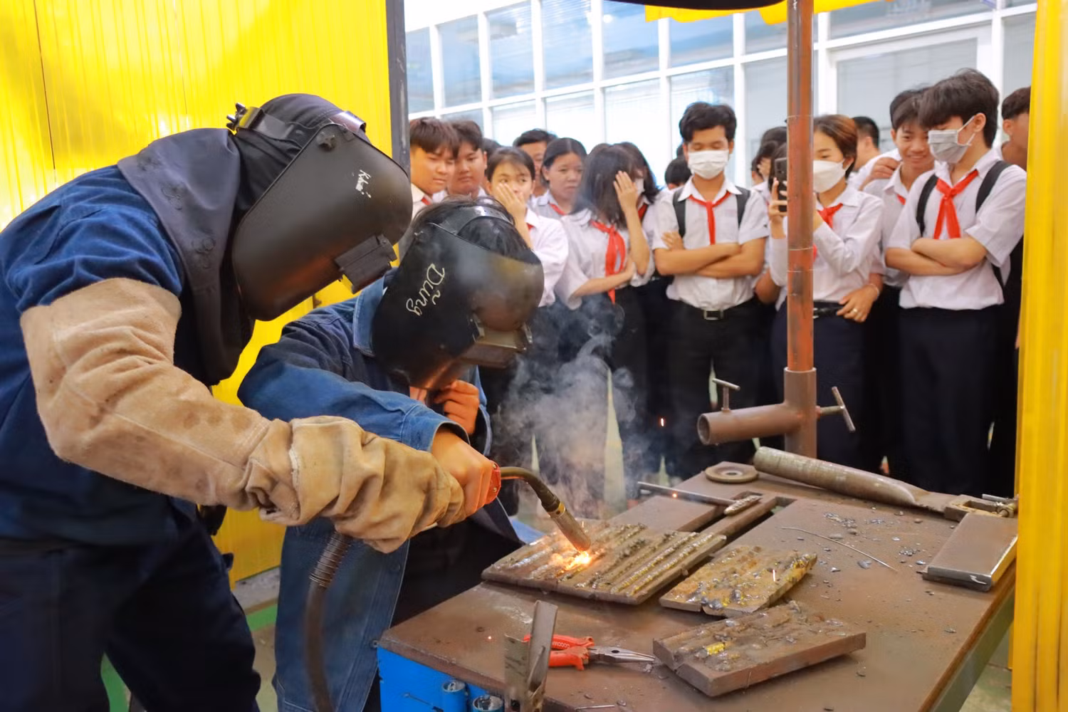 Học sinh lớp 9 Trường Trung học cơ sở Bưng Riềng (huyện Xuyên Mộc) tham quan hướng nghiệp và trải nghiệm thực tế tại Trường Cao đẳng Kỹ thuật Công nghệ Bà Rịa - Vũng Tàu. Ảnh: NVCC.