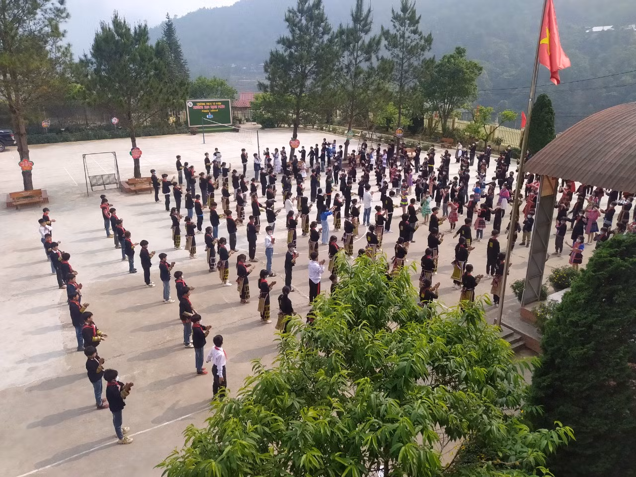Học sinh Trường Trung học phổ thông Hoàng Liên học nhờ địa điểm tại Trường Trung học cơ sở Tả Phìn (thị xã Sa Pa) trong thời gian chờ xây dựng địa điểm mới. Ảnh: Sở Giáo dục và Đào tạo Lào Cai cung cấp.