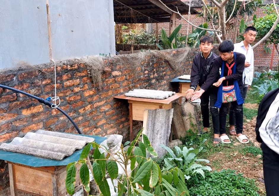 Học sinh Trường Trung học cơ sở xã Mường Mít tham quan mô hình nuôi ong. Ảnh: website nhà trường. Học sinh Trường Trung học cơ sở xã Mường Mít tham quan mô hình nuôi ong. Ảnh: website nhà trường.