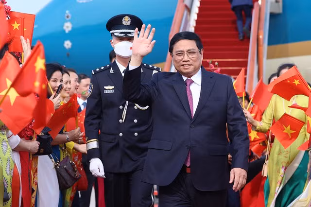 Lễ đón Thủ tướng Phạm Minh Chính và đoàn đại biểu Việt Nam tại sân bay quốc tế Bắc Kinh - Ảnh: VGP/Nhật Bắc.