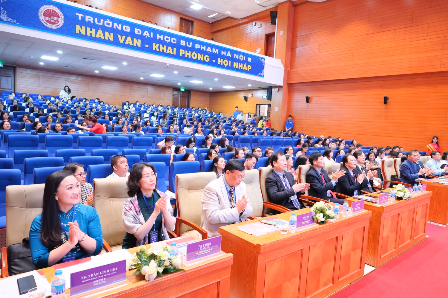 Các đại biểu tham gia chương trình.