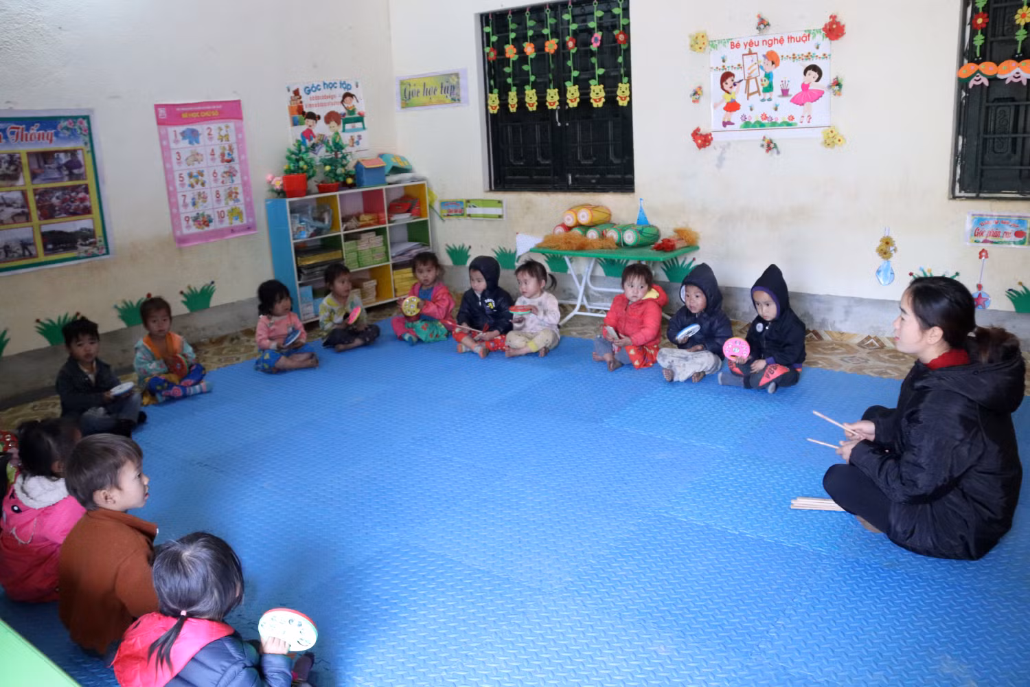 Điểm trường Là Lũng (Trường Mầm non Lao Và Chải) kéo nhờ điện từ nhà dân nên việc sử dụng điện hằng ngày cũng hết sức tiết kiệm.