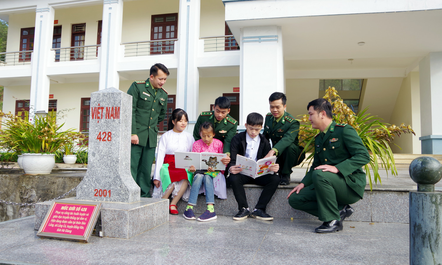 Mỗi dịp được nghỉ, cả 3 chị em lại cùng nhau quây quần bên các bố nuôi. Ảnh: Đồn Biên phòng cung cấp.