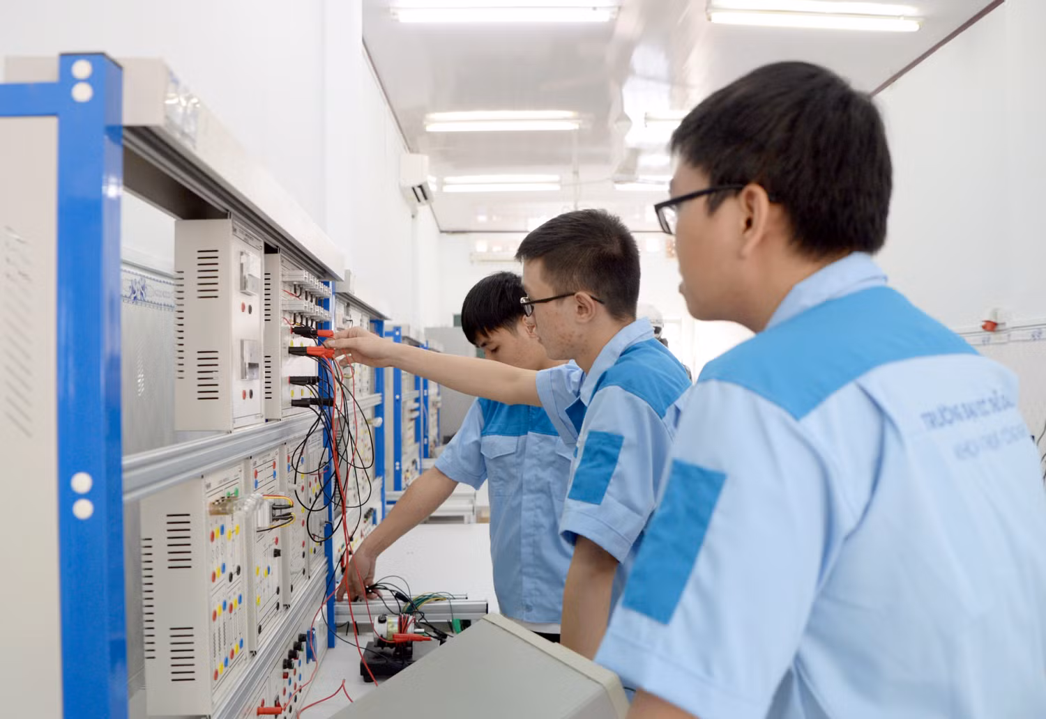 Nhà trường theo đuổi định hướng thay đổi môi trường đào tạo mới nhằm thu hẹp tối đa khoảng cách giữa sản phẩm đào tạo của nhà trường và yêu cầu của doanh nghiệp. Ảnh: Nhà trường cung cấp. Nhà trường theo đuổi định hướng thay đổi môi trường đào tạo mới nhằm thu hẹp tối đa khoảng cách giữa sản phẩm đào tạo của nhà trường và yêu cầu của doanh nghiệp. Ảnh: Nhà trường cung cấp.