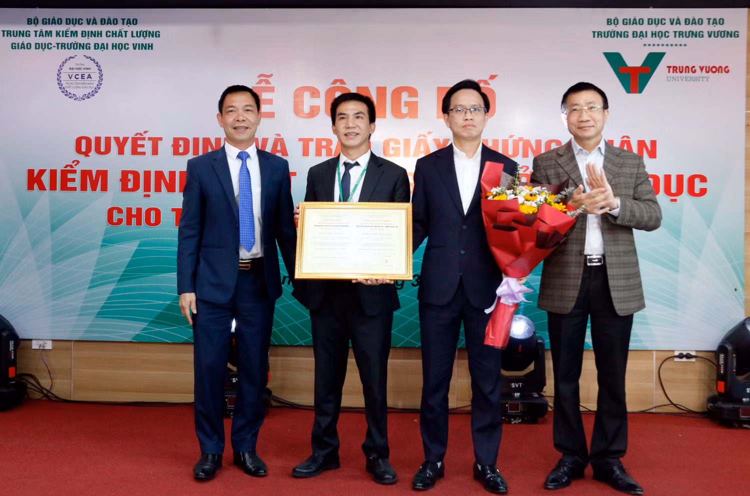 Tiến sĩ Nguyễn Đình Huy - Phó Giám đốc Trung tâm Kiểm định chất lượng giáo dục trao Giấy chứng nhận kiểm định chất lượng cơ sở giáo dục cho Trường Đại học Trưng Vương. Tiến sĩ Nguyễn Đình Huy - Phó Giám đốc Trung tâm Kiểm định chất lượng giáo dục trao Giấy chứng nhận kiểm định chất lượng cơ sở giáo dục cho Trường Đại học Trưng Vương.