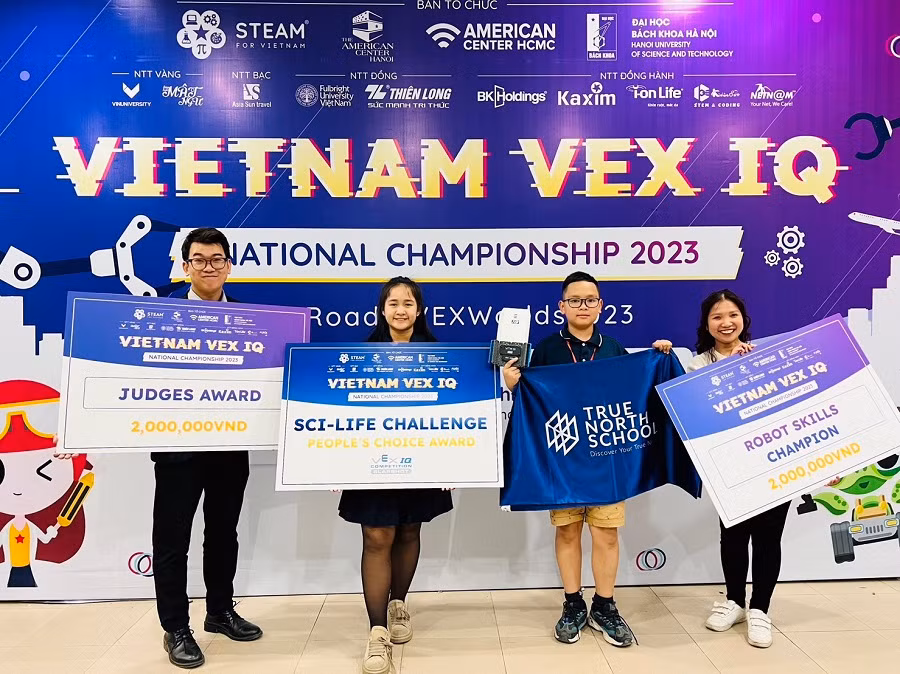 Học sinh Bùi Nguyễn Hà Linh (thứ hai từ trái sang) và Lê Tuấn Minh (thứ ba từ trái sang) nhận giải thưởng sau khi tham dự Giải vô địch VEX IQ Robotics toàn quốc năm 2023. Học sinh Bùi Nguyễn Hà Linh (thứ hai từ trái sang) và Lê Tuấn Minh (thứ ba từ trái sang) nhận giải thưởng sau khi tham dự Giải vô địch VEX IQ Robotics toàn quốc năm 2023.