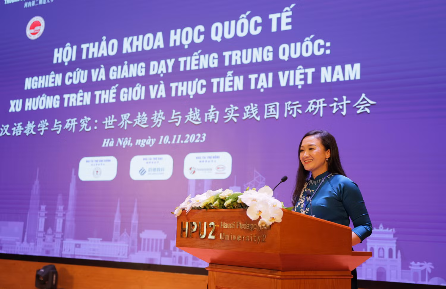 Tiến sĩ Trần Linh Chi - Trưởng khoa Tiếng Trung Quốc (Trường Đại học Sư phạm Hà Nội 2) phát biểu tham luận.