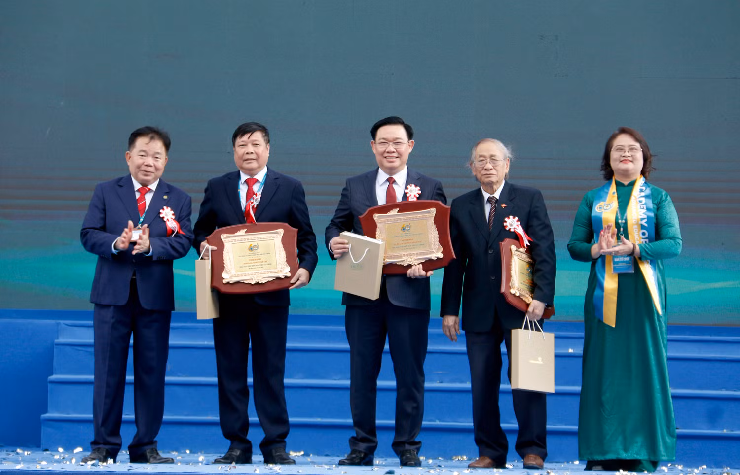 Giám đốc Học viện Tài chính, Phó Giáo sư, Tiến sĩ, Nhà giáo Nhân dân Nguyễn Trọng Cơ trao biểu trưng Nhà giáo tiêu biểu vinh danh Chủ tịch Quốc hội Vương Đình Huệ và một số nhà giáo lão thành qua các thời kỳ.