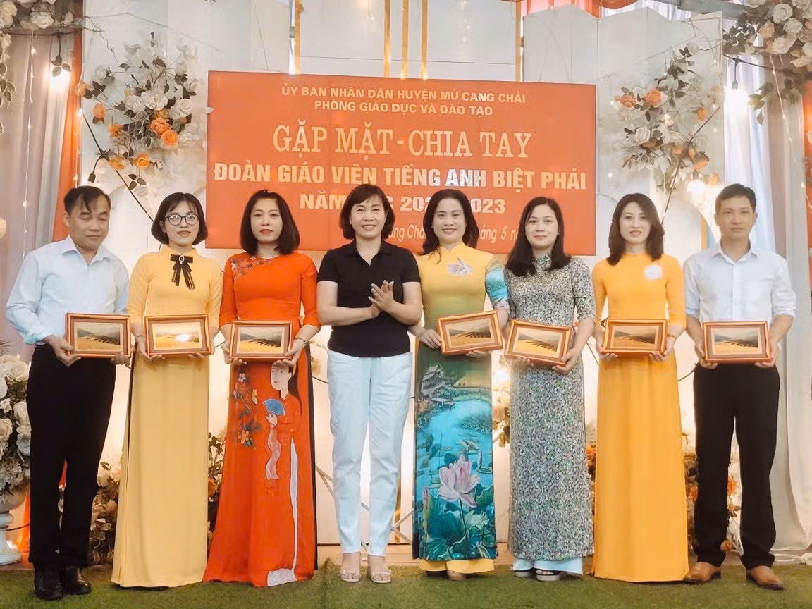 Phòng Giáo dục và Đào tạo huyện Mù Cang Chải tổ chức buổi chia tay thầy, cô giáo biệt phái năm học 2022-2023. Ảnh: NVCC.
