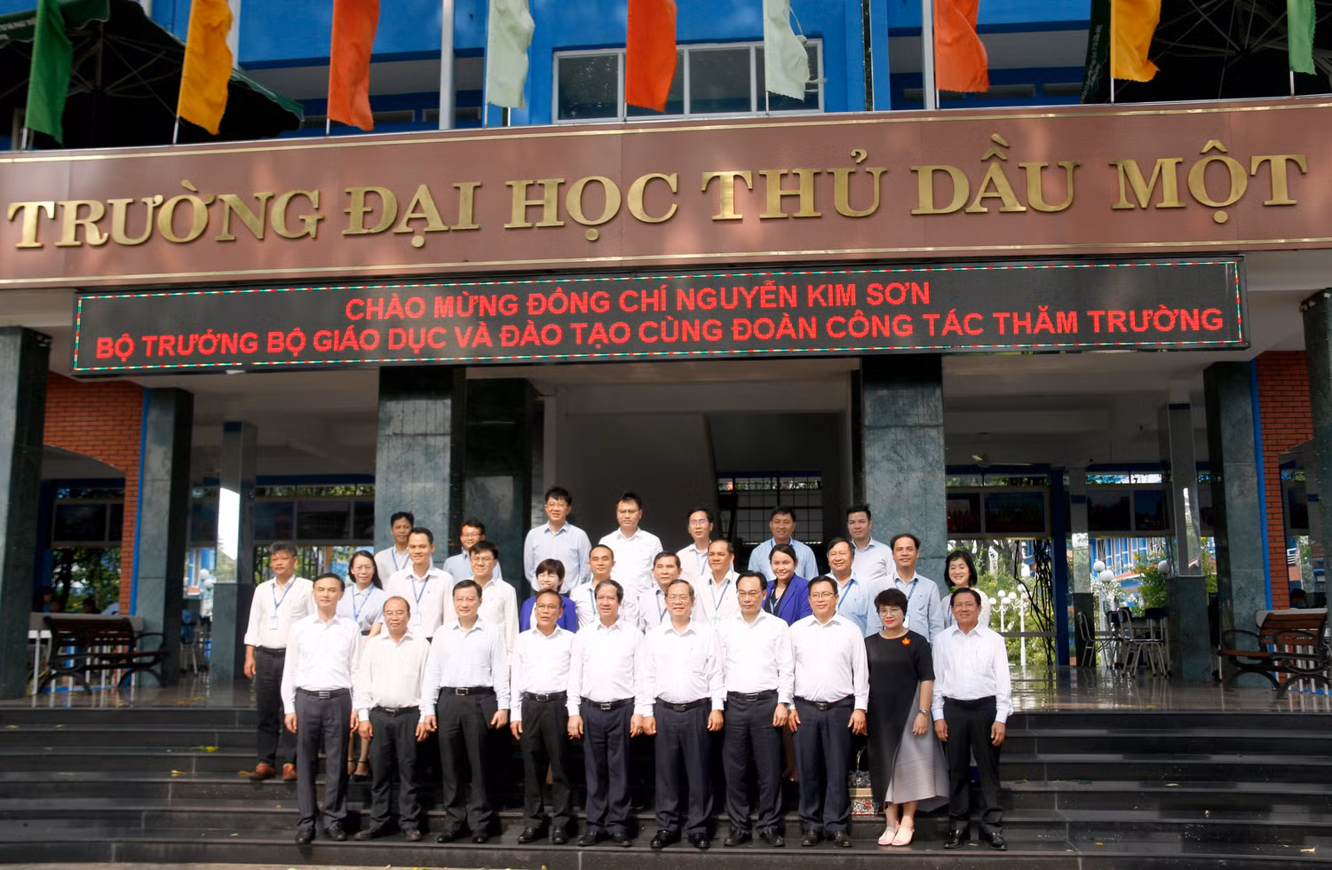 Đoàn công tác Bộ Giáo dục và Đào tạo chụp ảnh lưu niệm cùng Trường Đại học Thủ Dầu Một.