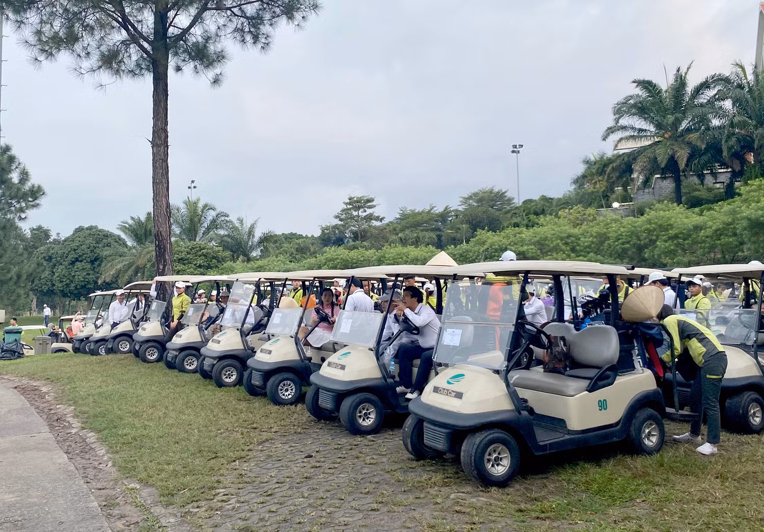 Các golfer chuẩn bị di chuyển.