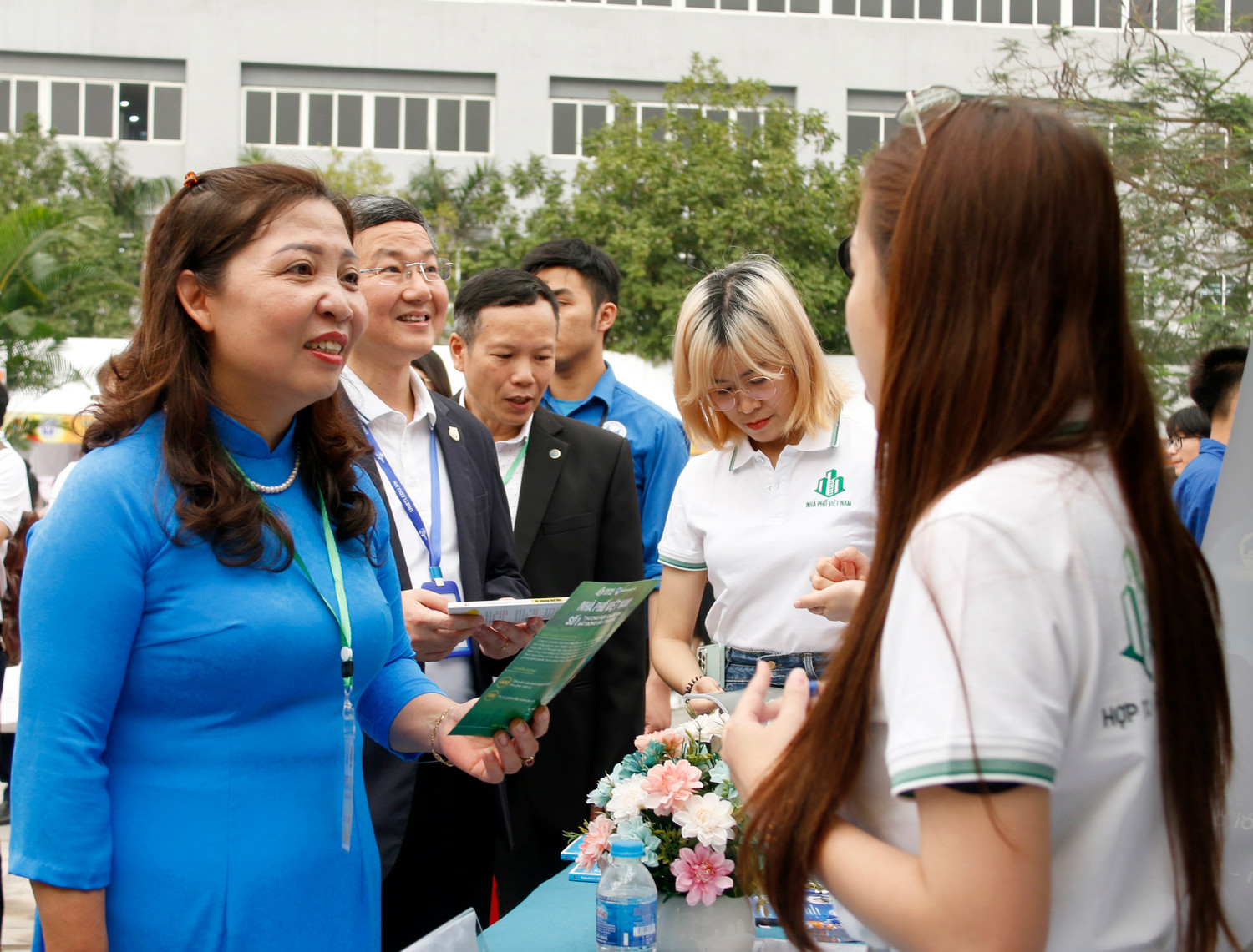 Các đại biểu tham quan gian hàng. Các đại biểu tham quan gian hàng.