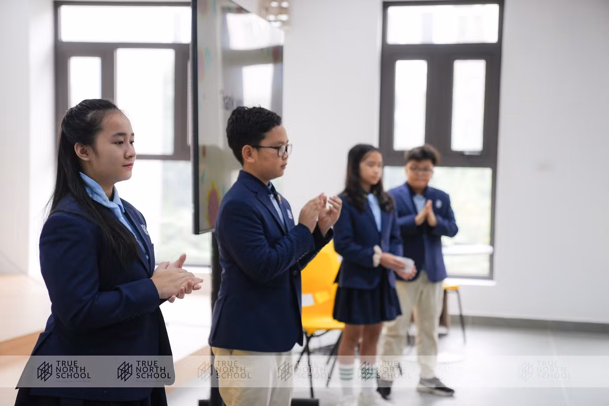 Học sinh tham gia cuộc thi. Học sinh tham gia cuộc thi.