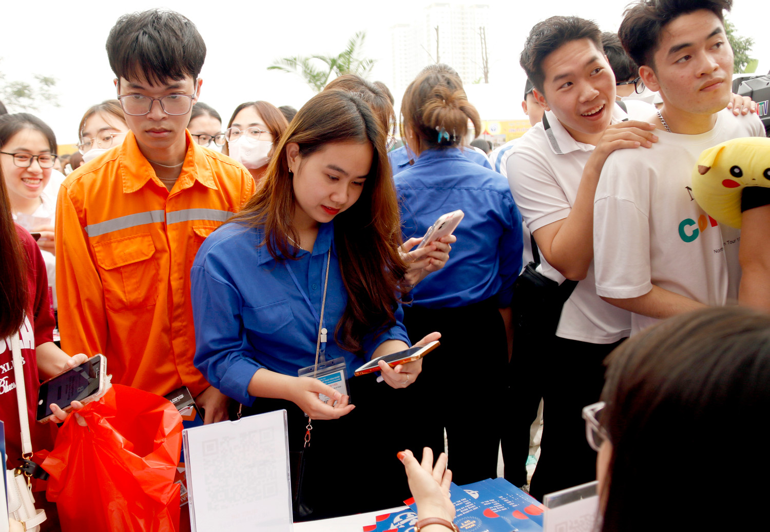 Sinh viên được tư vấn tận tình tại các gian hàng. Sinh viên được tư vấn tận tình tại các gian hàng.