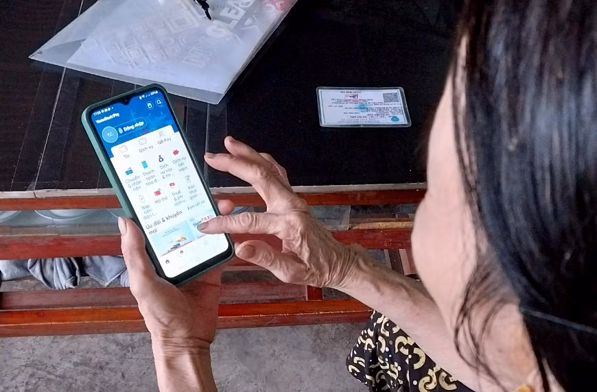 Đa số người hưởng lương hưu rất hài lòng khi được hướng dẫn sử dụng VssID - Bảo hiểm xã hội số, khi khám chữa bệnh thuận tiện hơn rất nhiều khi không phải mang theo giấy tờ. Ảnh minh họa: Hướng Dương. Đa số người hưởng lương hưu rất hài lòng khi được hướng dẫn sử dụng VssID - Bảo hiểm xã hội số, khi khám chữa bệnh thuận tiện hơn rất nhiều khi không phải mang theo giấy tờ. Ảnh minh họa: Hướng Dương.