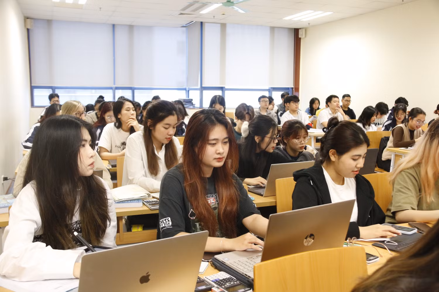 Sinh viên Trường Đại học Kinh tế Quốc dân. Ảnh: Mộc Trà.