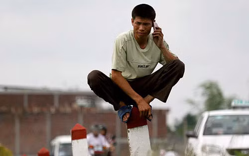 Alo! Em à ! Cuộc sống của anh bây giờ chơ vơ lắm, không biết phải bấu víu vào đâu. Chúng mình chia tay nhé! Alo! Em à ! Cuộc sống của anh bây giờ chơ vơ lắm, không biết phải bấu víu vào đâu. Chúng mình chia tay nhé!