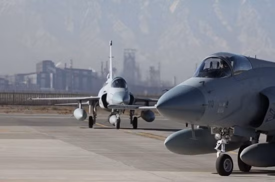 Máy bay chiến đấu JF-17 Thunder ở căn cứ Minhas, Không quân Pakistan Máy bay chiến đấu JF-17 Thunder ở căn cứ Minhas, Không quân Pakistan