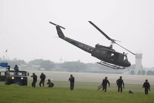 Máy bay trực thăng UH-1H của Quân đội Đài Loan. Máy bay trực thăng UH-1H của Quân đội Đài Loan.