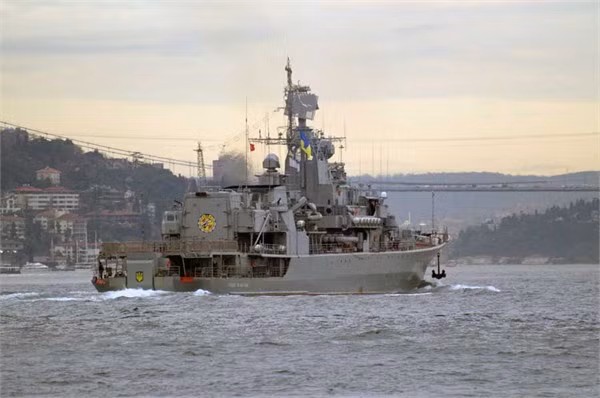 Ngày 4 tháng 3 năm 2014, tàu chỉ huy của Hải quân Ukraine đi qua eo biển Bosphorus vào Biển Đen vẫn treo cờ Ukraine.