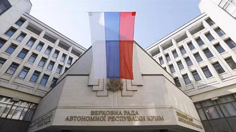 Cờ Nga tại tòa nhà Quốc hội Crimea Cờ Nga tại tòa nhà Quốc hội Crimea
