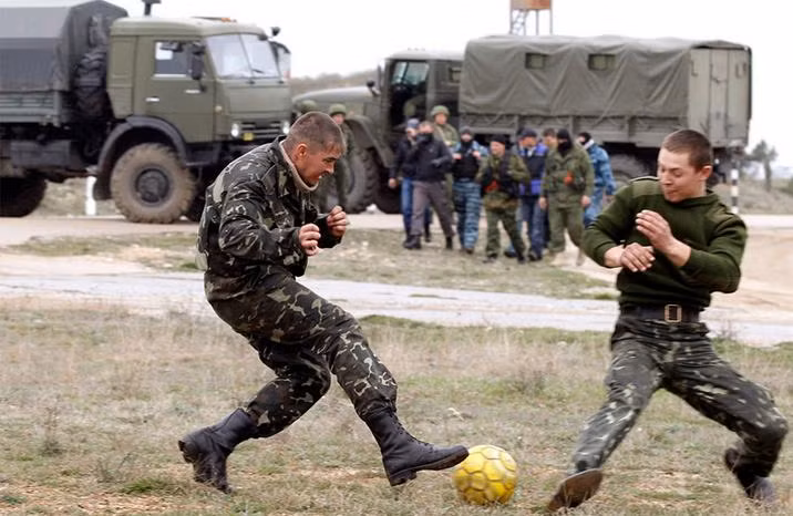 Ngày 4 tháng 3 năm 2014, quân nhân Ukraine và Nga chơi bóng ở căn cứ không quân Belbek, Ukraine