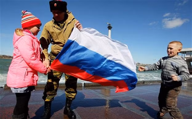 Người dân Crimea cầm cờ Nga Người dân Crimea cầm cờ Nga