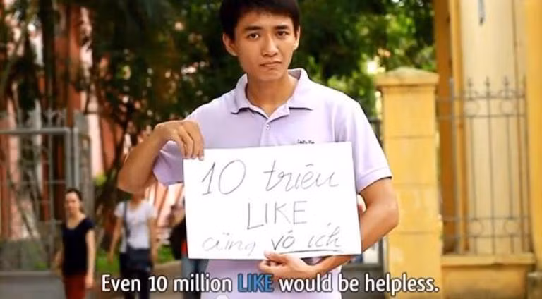 Nam thanh niên lên án chiêu trò câu like trên các trang mạng xã hội. Ảnh cắt ra từ clip