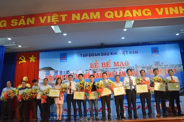 Ông Ngọ Duy Hiểu - Phó chủ tịch Tổng Liên đoàn Lao động Việt Nam và Ông Nguyễn Mạnh Kha - Phó chủ tịch CĐ DKVN trao Bằng khen và tặng thưởng 12 Công đoàn trực thuộc Ông Ngọ Duy Hiểu - Phó chủ tịch Tổng Liên đoàn Lao động Việt Nam và Ông Nguyễn Mạnh Kha - Phó chủ tịch CĐ DKVN trao Bằng khen và tặng thưởng 12 Công đoàn trực thuộc