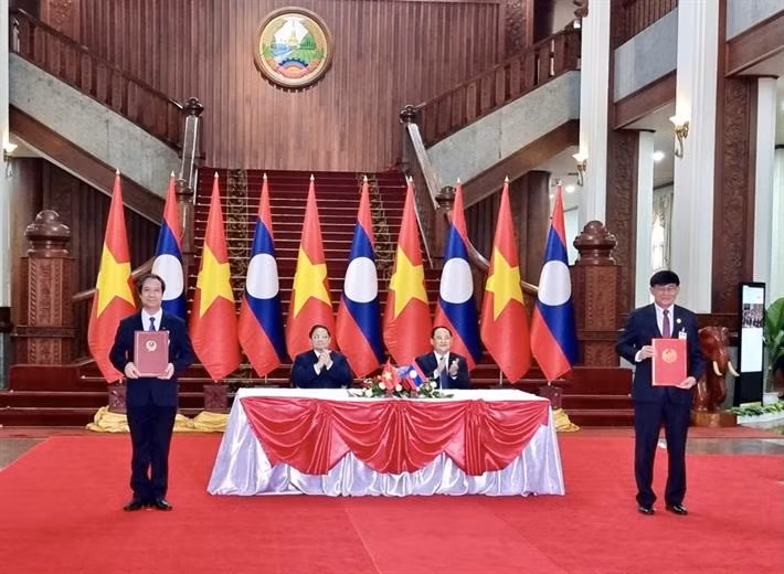 Bộ trưởng Bộ Giáo dục và Đào tạo Nguyễn Kim Sơn và Bộ trưởng Giáo dục và Thể thao Lào Phout Simmalavong trao đổi Nghị định thư về hợp tác đào tạo giữa 2 Chính phủ (ảnh: Bộ Giáo dục và Đào tạo)