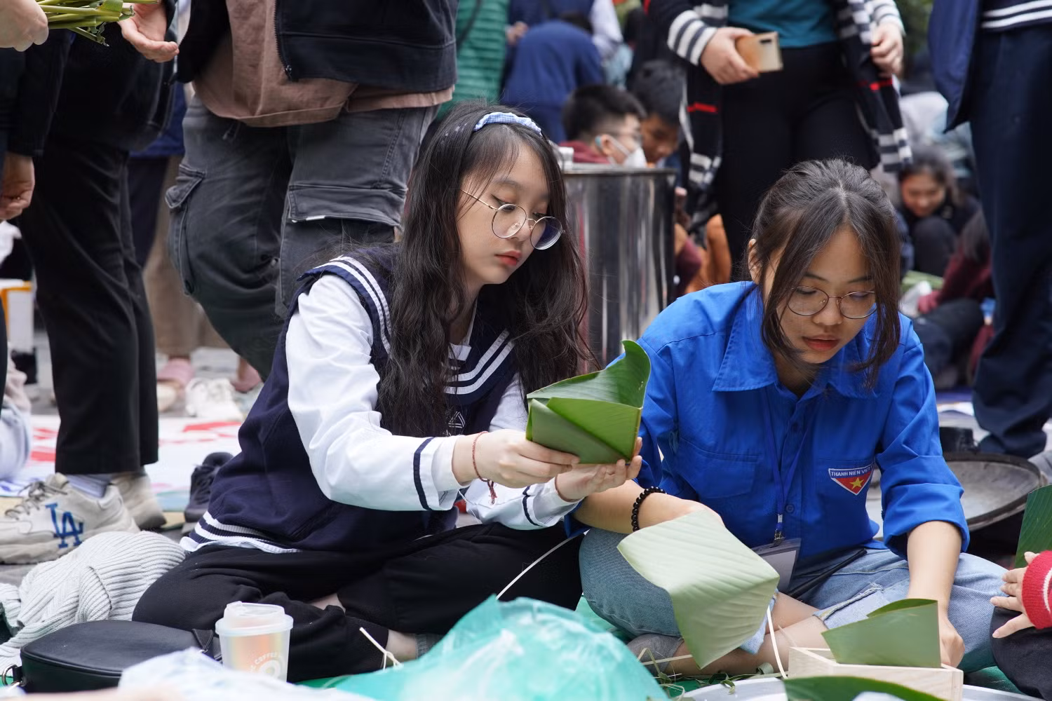 Nhiều em học sinh thuần thục trong việc gói bánh chưng.