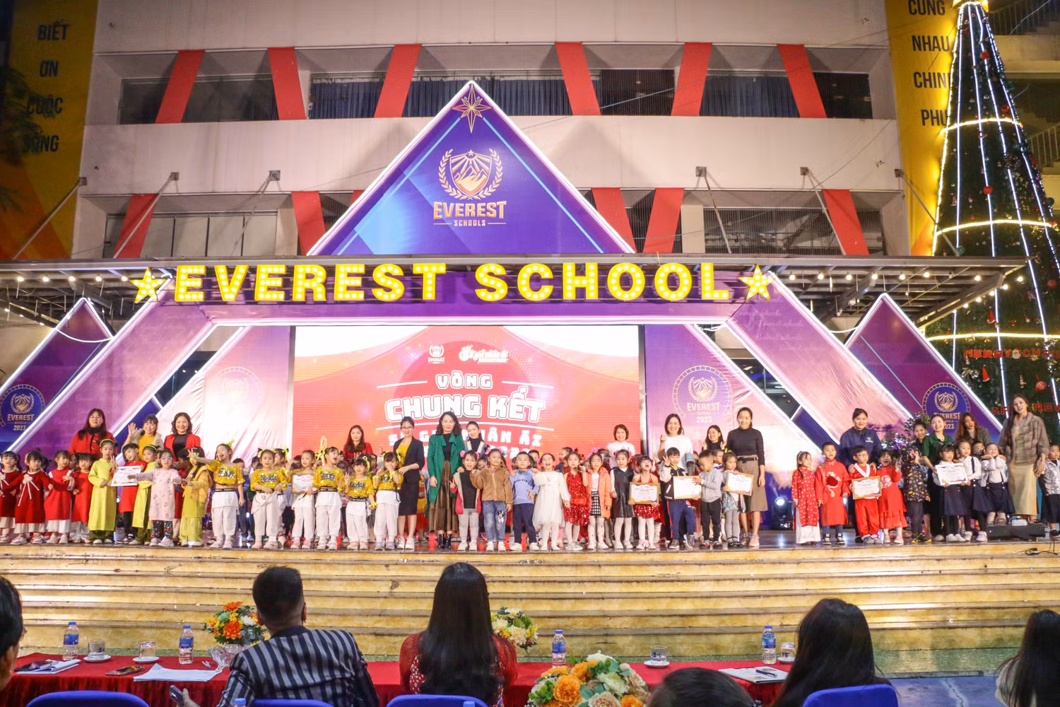 Ngày 12/01/2023, Hệ thống Giáo dục Everest tổ chức vòng chung kết cuộc thi "Sứ giả nhân ái Everest 2022”. Ngày 12/01/2023, Hệ thống Giáo dục Everest tổ chức vòng chung kết cuộc thi "Sứ giả nhân ái Everest 2022”.