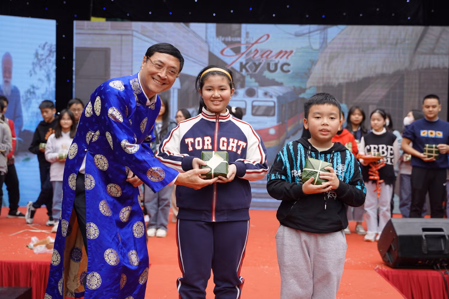 Thầy Nguyễn Quốc Bình - Hiệu trưởng Trường THCS-THPT Lương Thế Vinh cùng học trò trong Tết sẻ chia năm 2023