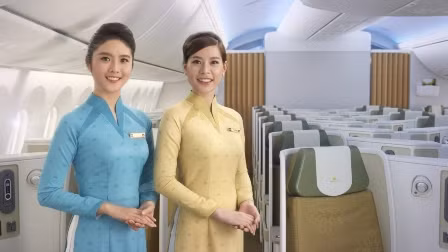 Bộ đồng phục mới của tiếp viên Vietnam Airlines, kiểu dáng và màu sắc khác biệt hoàn toàn so với 15 năm qua.