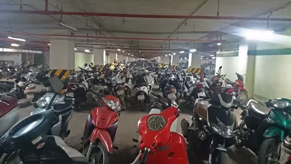 Nhiều xe để tại tầng hầm TTTM