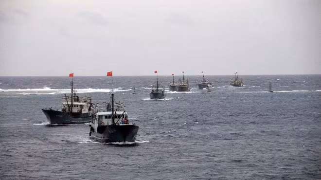 Tàu cá Trung Quốc đi vào vùng biển gần đảo đá Vành Khăn thuộc quần đảo Trường Sa của Việt Nam hồi tháng 7-2012 - Ảnh tư liệu - Tuổi trẻ Tàu cá Trung Quốc đi vào vùng biển gần đảo đá Vành Khăn thuộc quần đảo Trường Sa của Việt Nam hồi tháng 7-2012 - Ảnh tư liệu - Tuổi trẻ