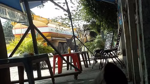 Ngang nhiên rút ruột xăng máy bay bên cạnh Tân Sơn Nhất ảnh 1 Rút ruột xăng máy bay, Tin tức trong ngày, an cap xang, trom xang, xang may bay, an cap xang may bay, an trom xang may bay, xang octan cao, buon lau xang, xang dau, gia xang dau, gia xang, chat luong xang dau, bao, tin nhanh, tin hot, tin tuc, vn