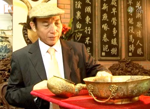 Ngoài ra, bộ sưu tập cổ vật, ông còn sở hữu còn hàng trăm pho tượng Phật, cả bộ kiếm cổ truyền đời, mà nhiều thanh kiếm chỉ được biết qua huyền thoại hay hàng ngàn những bình gốm cổ, có những chiếc trị giá cả triệu USD.