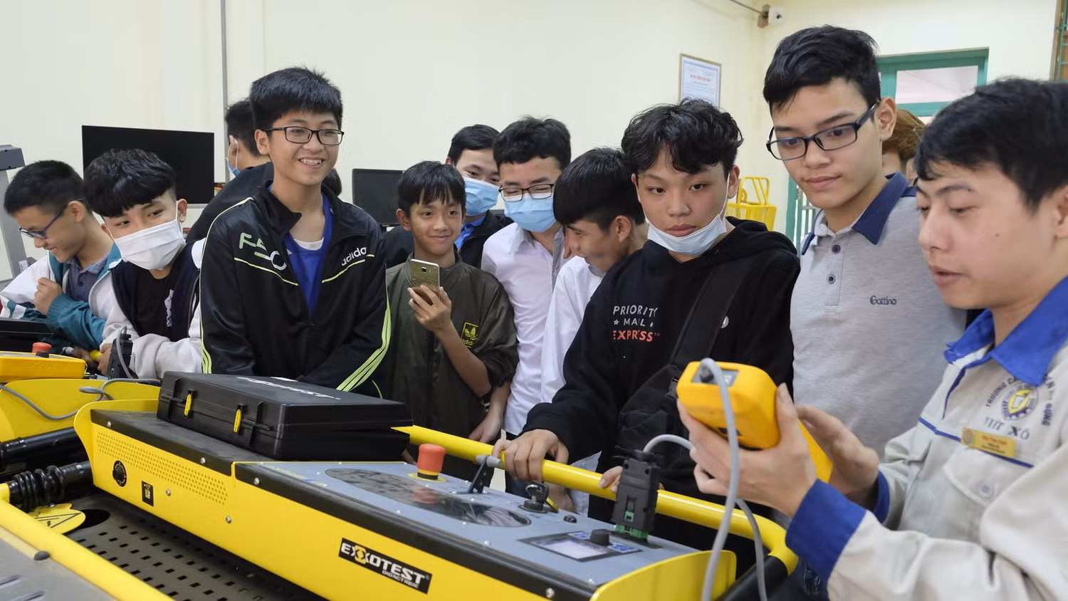 Thầy Vũ cho rằng, nếu các chi phí học tập bị đội lên cao, rất có thể các học sinh theo học văn hoá ở trường nghề sẽ bỏ học. Ảnh: NTCC Thầy Vũ cho rằng, nếu các chi phí học tập bị đội lên cao, rất có thể các học sinh theo học văn hoá ở trường nghề sẽ bỏ học. Ảnh: NTCC