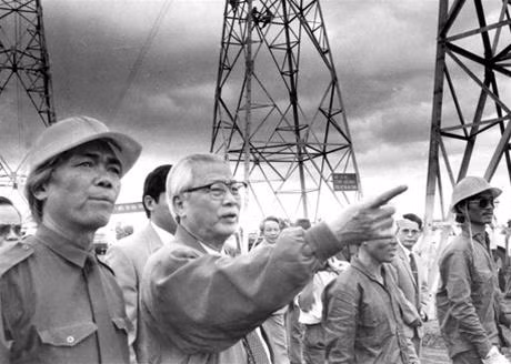 Thủ tướng Võ Văn Kiệt trong ngày hoàn thành đường dây tải điện 500KV Bắc - Nam năm 1994 (Ảnh: Nguyễn Công Thành) Thủ tướng Võ Văn Kiệt trong ngày hoàn thành đường dây tải điện 500KV Bắc - Nam năm 1994 (Ảnh: Nguyễn Công Thành)
