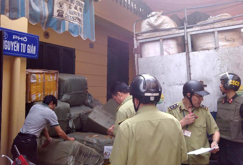 Lực lượng chức năng đang xử lý số hàng lậu.