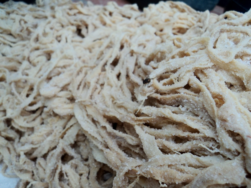 Toàn bộ số lòng lợn này được ướp bằng một chất bột màu trắng dạng như muối hạt và bốc mùi thối rất khó chịu...
