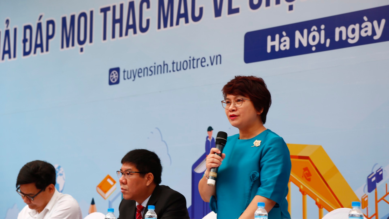 Phó Giáo sư, Tiến sĩ Nguyễn Thu Thủy - Vụ trưởng Vụ Giáo dục Đại học (Bộ Giáo dục và Đào tạo) giải đáp thắc mắc cho học sinh và phụ huynh. Ảnh: Nguyên Phương