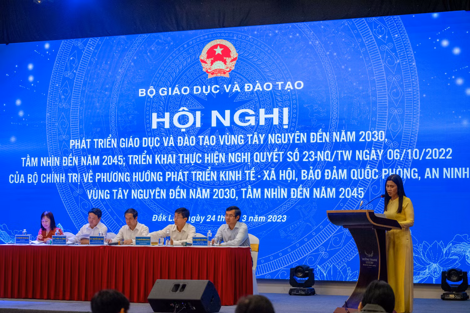 Bà Tôn Thị Ngọc Hạnh – Phó Chủ tịch Ủy ban Nhân dân tỉnh Đắk Nông chia sẻ tại Hội Nghị. Ảnh: Bộ Giáo dục và Đào tạo Bà Tôn Thị Ngọc Hạnh – Phó Chủ tịch Ủy ban Nhân dân tỉnh Đắk Nông chia sẻ tại Hội Nghị. Ảnh: Bộ Giáo dục và Đào tạo