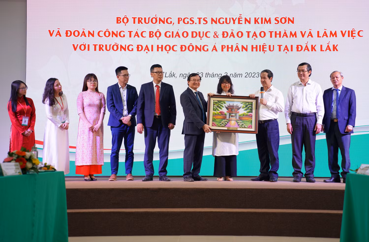 Bộ trưởng Nguyễn Kim Sơn trao tặng món quà kỷ niệm cho Trường Đại học Đông Á. Bộ trưởng Nguyễn Kim Sơn trao tặng món quà kỷ niệm cho Trường Đại học Đông Á.