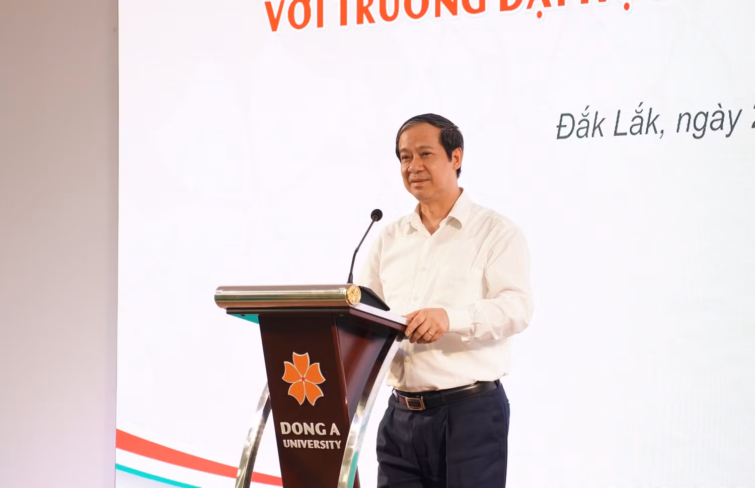Bộ trưởng Nguyễn Kim Sơn mong muốn Trường Đại học Đông Á lưu ý đến những chính sách để thu hút con em đồng bào các dân tộc thiểu số. Bộ trưởng Nguyễn Kim Sơn mong muốn Trường Đại học Đông Á lưu ý đến những chính sách để thu hút con em đồng bào các dân tộc thiểu số.